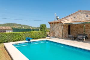 a swimming pool in front of a house at Vacaciones ideales en Villa Fernando con piscina! in Manacor