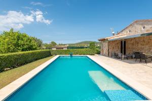 a swimming pool in the backyard of a house at Vacaciones ideales en Villa Fernando con piscina! in Manacor