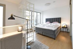 um quarto com uma cama e uma escada em JULIUS 24 - duplex apartment 5 mins to city center em Viena