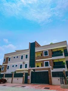 ein Apartmenthaus an der Ecke einer Straße in der Unterkunft Ziroc Apartments Lekki Phase 1 in Lagos