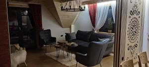 sala de estar con sofá y 2 sillas en Resort & Willa Adrian Domek Delux, en Zakopane