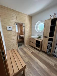 ein Badezimmer mit einem WC, einem Waschbecken und einem Spiegel in der Unterkunft Bergpanorama - Suite Willingen in Willingen