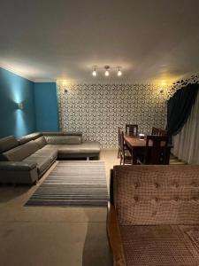 ein Wohnzimmer mit einem Sofa und einem Tisch in der Unterkunft Cheerful Spacious Apartment in Rehab City , Fully Equipped, Guest First Choice & Best Offer in The City مدينة الرحاب in Kairo