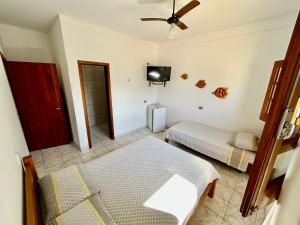 Una televisión o centro de entretenimiento en Pousada Recanto da Traineira