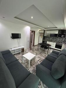 una sala de estar con un sofá y una mesa en The Nar Suit Apart, en Antalya