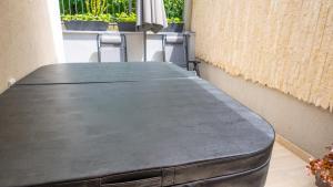 une table noire dans une pièce avec deux chaises dans l'établissement Apartments Biser, à Vrnjačka Banja