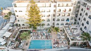 een luchtzicht op een hotel met een kerstboom bij Glaros Beach Hotel in Chersonissos