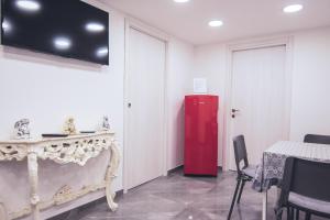 Telewizja i/lub zestaw kina domowego w obiekcie Centro Storico Luxury Suites - affittacamere guesthouse in historical center Toledo station