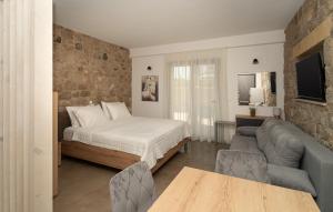 Postel nebo postele na pokoji v ubytování LITHOS SUITES + 37 fotografií