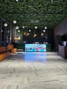 Großes Zimmer mit einer Bühne mit Sofas und Beleuchtung in der Unterkunft Hotel Aqua Park in Eforie Nord