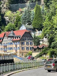 um grande edifício ao lado de uma estrada em Villa u Rytíře em Hřensko