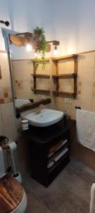 Bedmar的住宿－Corazón de Mágina，一间带水槽、卫生间和镜子的浴室