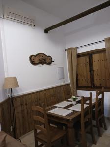 jadalnia z drewnianym stołem i krzesłami w obiekcie Corazón de Mágina w mieście Bedmar