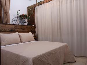 1 dormitorio con cama y cortina blanca en Corazón de Mágina, en Bedmar