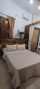 ein großes Bett in einem Zimmer mit Fahrrad an der Wand in der Unterkunft Corazón de Mágina in Bedmar
