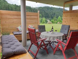 een tafel en stoelen op een patio met een tafel en een bank bij Ferienwohnung Burgblick in Schramberg