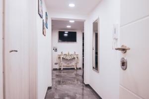 Telewizja i/lub zestaw kina domowego w obiekcie Centro Storico Luxury Suites - affittacamere guesthouse in historical center Toledo station