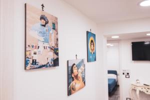einen Flur mit vier Bildern an der Wand in der Unterkunft [Centro Storico] Luxury Suites in Neapel