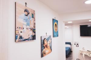 korytarz z czterema zdjęciami na ścianie w obiekcie Centro Storico Luxury Suites - affittacamere guesthouse in historical center Toledo station w mieście Neapol