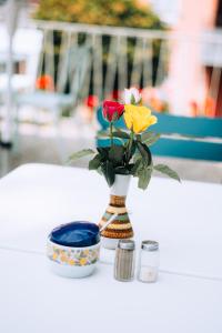 Molo Rouge في فونزيدل: مزهرية بها زهور على طاولة
