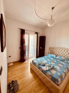 um quarto com uma cama e uma janela grande em SleepIn Shkoder em Shkodër mais 4 fotografias