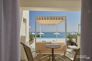特拉加基的住宿－AluaSoul Zakynthos - Adults only - All Inclusive，一间享有海滩美景的用餐室
