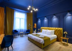 - une chambre aux murs bleus et un lit dans un dortoir dans l'établissement HOTEL VIENA, à Satu Mare