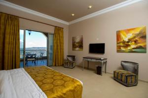 a hotel room with a bed and a balcony at Cherry Blossom Boutique Hotel in Bḩamdūn
