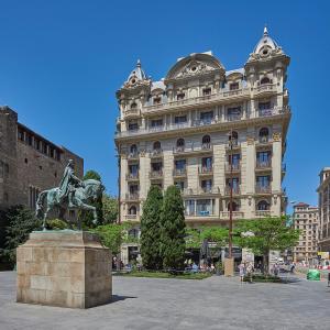 un gran edificio con una estatua delante de él en The Moods Catedral Hostal Boutique, en Barcelona