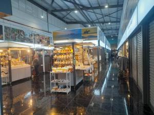 峇都丁宜AGODA C VIEW @ Sri Sayang Beach Resort的一家摆满各种食物的商店