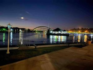 - Vistas al río por la noche con un puente en Marina House, en Port Alfred