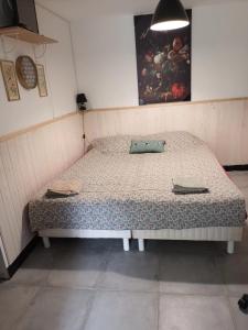 1 dormitorio con cama con almohada en Le refuge, en Ceton