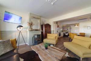 a living room with a couch and a table at Hotel De Zilte Zeeuw in Kortgene