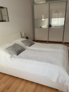 a bedroom with a large bed with white sheets at Apartament Halina in Kołobrzeg