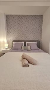 Un dormitorio con una cama con una toalla. en L'océan Parc, Libourne Hypercentre, Clim, Netflix, en Libourne