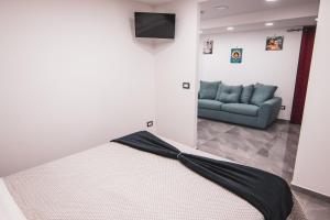 Łóżko lub łóżka w pokoju w obiekcie Centro Storico Luxury Suites - affittacamere guesthouse in historical center Toledo station
