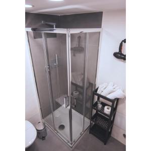 prysznic ze szklanymi drzwiami w łazience w obiekcie Centro Storico Luxury Suites - affittacamere guesthouse in historical center Toledo station w mieście Neapol +33 zdjęcia