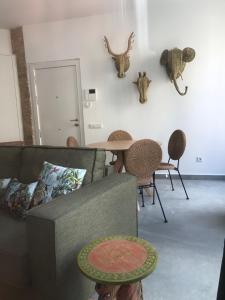 salon z kanapą, krzesłami i stołami w obiekcie Belmar Apartments w Walencji