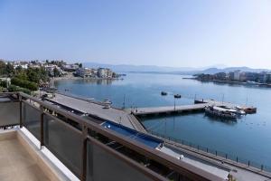 vista su una grande pozza d'acqua con un porto di Debbie's διαμέρισμα δίπλα στο νερό ! a Calcide