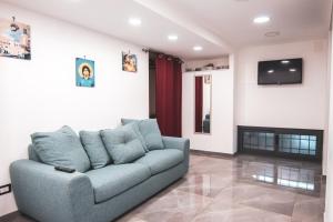 Telewizja i/lub zestaw kina domowego w obiekcie Centro Storico Luxury Suites - affittacamere guesthouse in historical center Toledo station