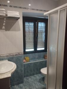 ソト・デ・ルイニャにあるLa Casona De Sotoのバスルーム(洗面台、トイレ、シャワー付)