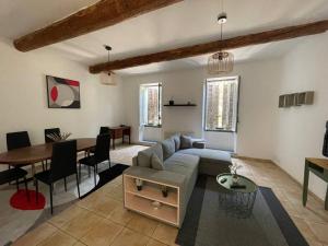 a living room with a couch and a table at Appartement cœur de ville aux portes du Luberon in Cavaillon