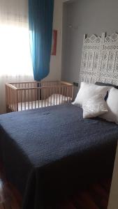 - une chambre avec un lit doté de draps bleus et une fenêtre dans l'établissement Savannah Beach Sidi Rahal, à Casablanca