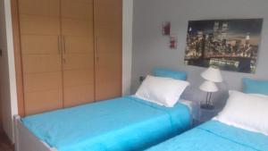 - 2 lits dans un dortoir bleu et blanc dans l'établissement Savannah Beach Sidi Rahal, à Casablanca
