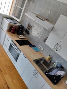 eine Küche mit weißen Geräten und einem Waschbecken in der Unterkunft Studio avec jacuzzi privatif. in Grasse