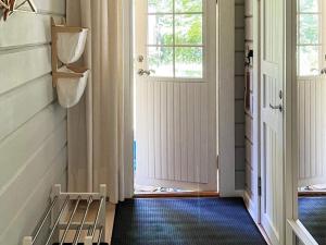- un couloir avec une fenêtre et un banc dans une chambre dans l'établissement 4 person holiday home in HJ RNARP, à Hjärnarp