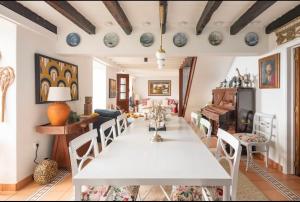 comedor con mesa blanca y sillas en Quinta Belmonte Funchal en Funchal