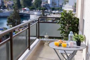 Balkón nebo terasa v ubytování Debbie's διαμέρισμα δίπλα στο νερό !