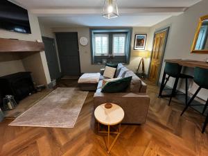 sala de estar con sofá y mesa en The Ebor Suite a cosy apartment in Haworth, en Haworth