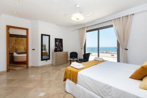 PH BELLAGIO: Luxurious and Romantic duplex penthouse with PRIVATE POOL & sea views في بينالمادينا: غرفة نوم مع سرير وإطلالة على المحيط